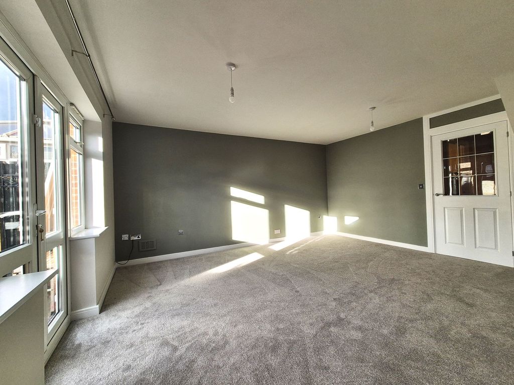 Property photo 3 of 12 Lounge