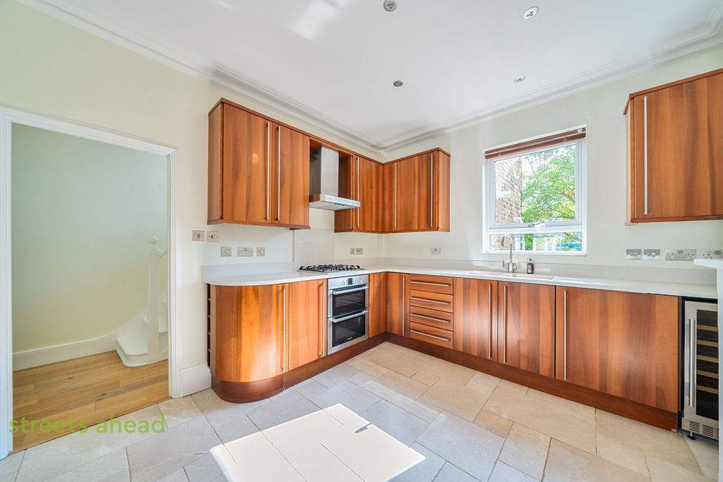 Property photo 3 of 18 c6A26569-33F8-4B4...