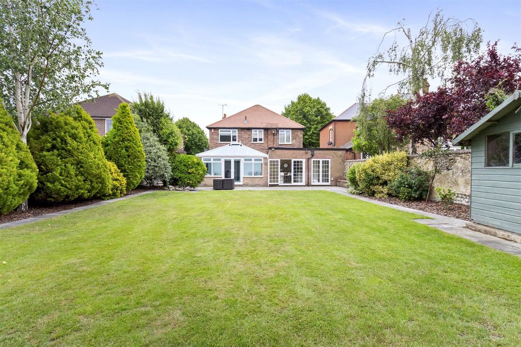 Property photo 2 of 29 Chesswood Road, 41-026.Jpg