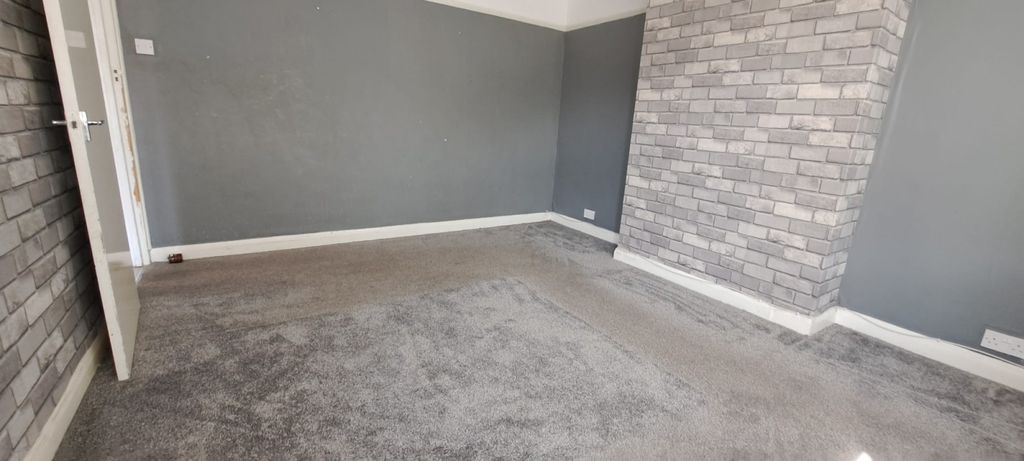 Property photo 1 of 9 4 Bedroom Semi - Detached House In Hayes , Ub4 Area.