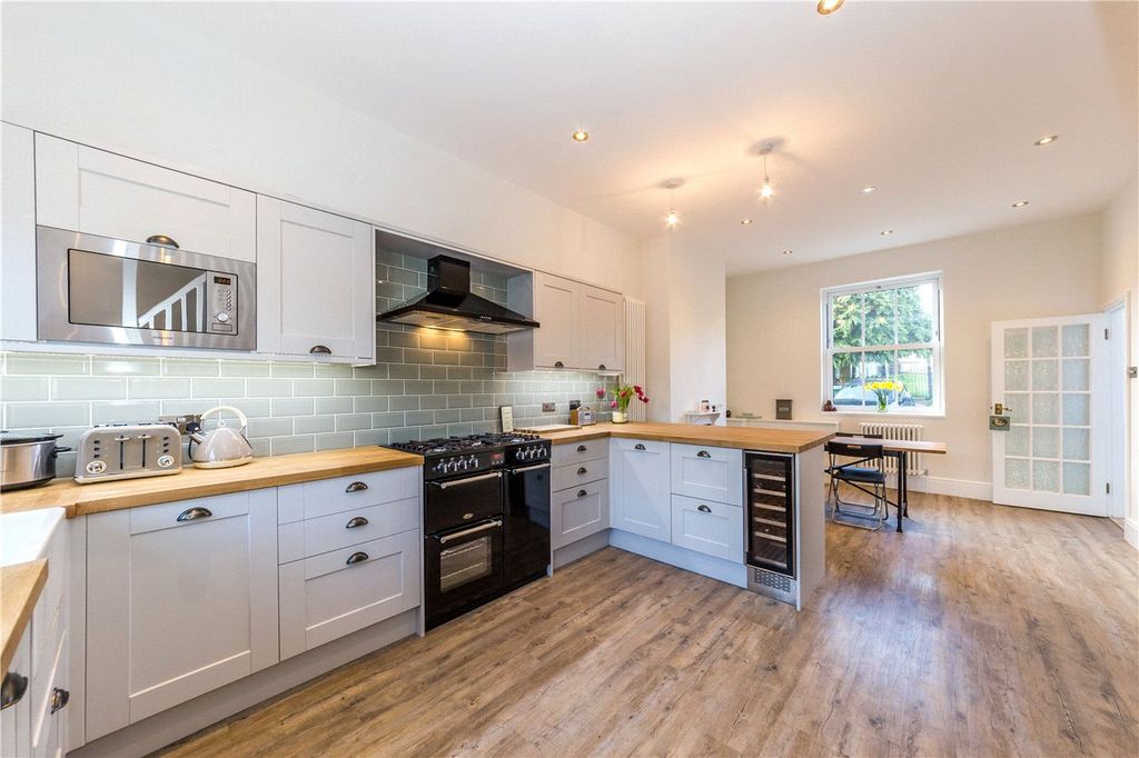 Property photo 3 of 12 Kitchen