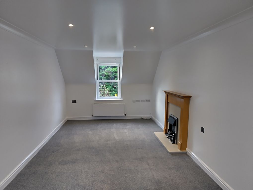 Property photo 3 of 11 Large Living Room 6.75m x 3.06m (22'2" x10').