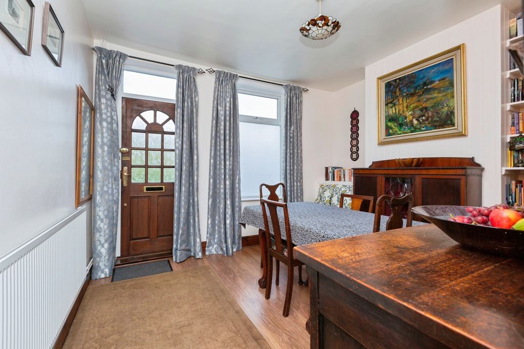 Property photo 2 of 16 Front Room