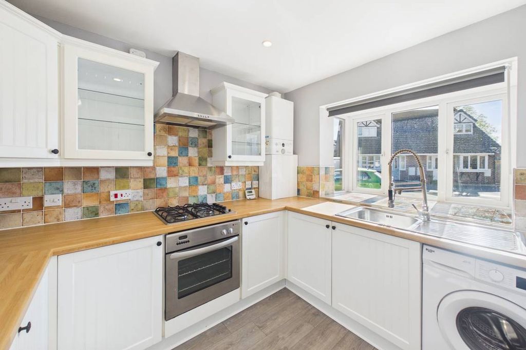 Property photo 3 of 8 Kitchen