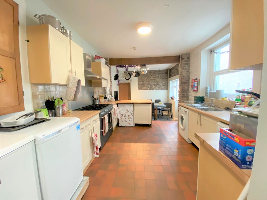 Property photo 1 of 7 Kitchen