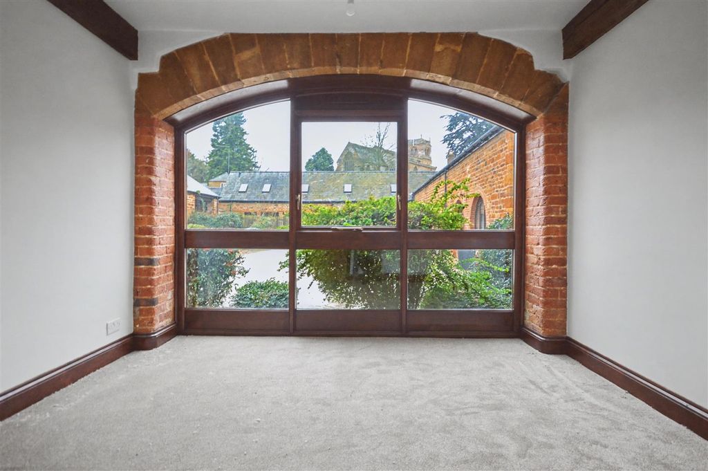 Property photo 2 of 31 Living Room