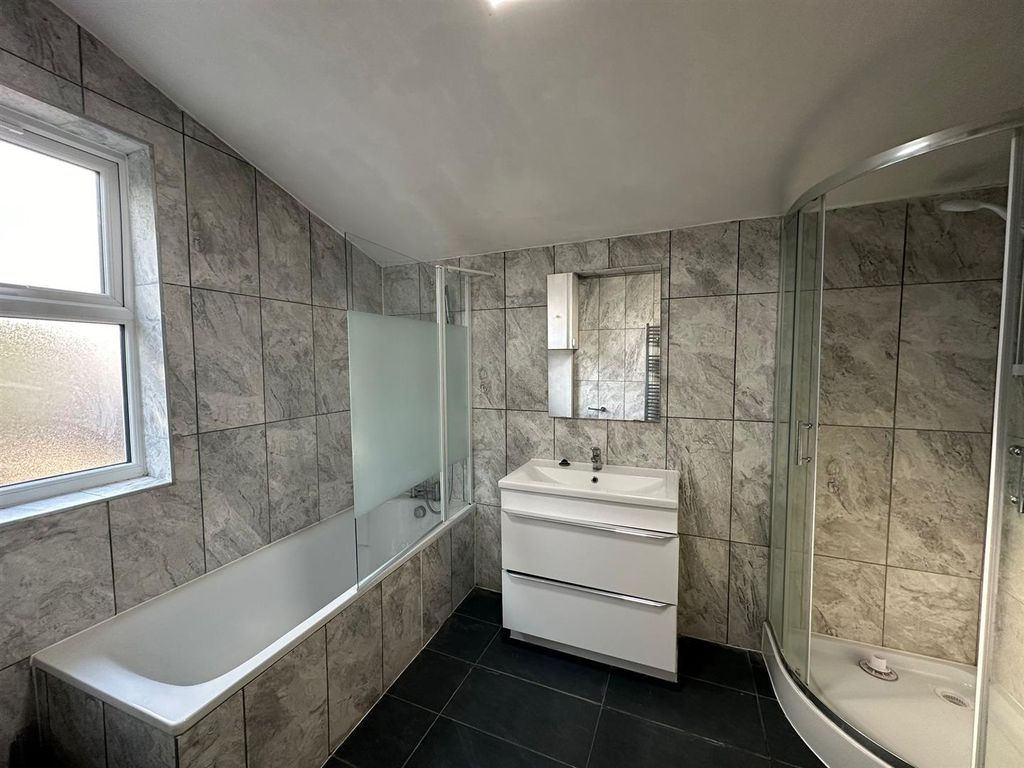 Property photo 3 of 10 Bathroom.Jpg