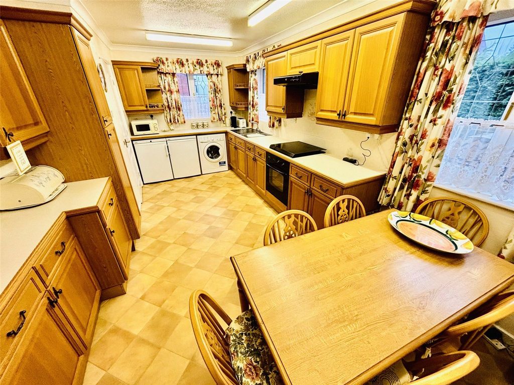 Property photo 3 of 17 Kitchen