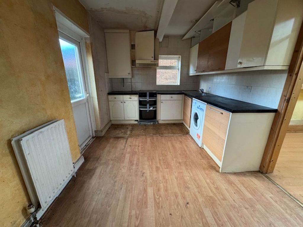 Property photo 3 of 9 Kitchen