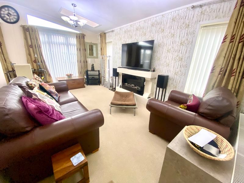 Property photo 3 of 18 Lounge