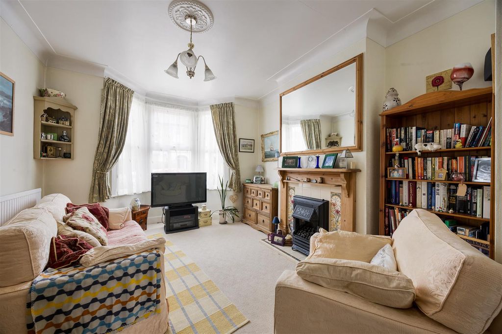 Property photo 2 of 31 Kenilworth Avenue, E17