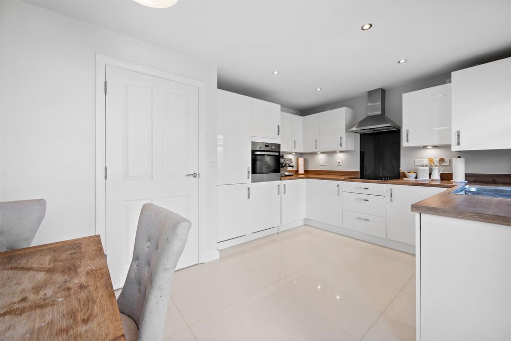 Property photo 2 of 24 92Kingfisherrdweb14.Jpg