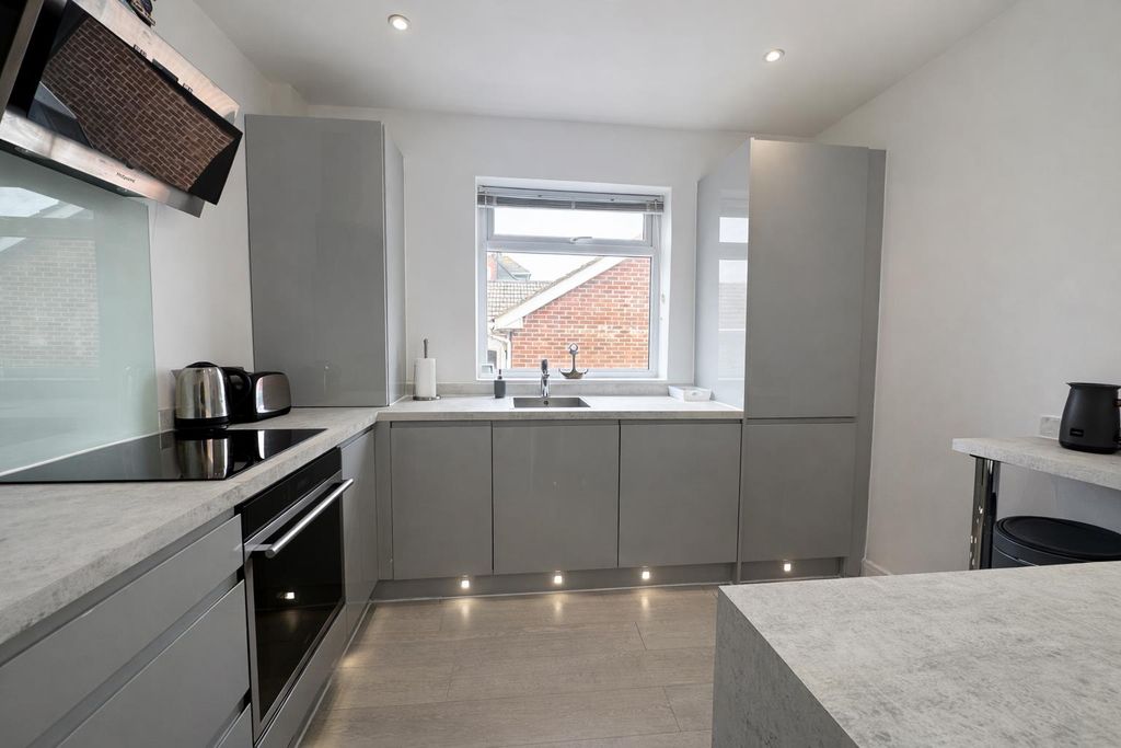 Property photo 2 of 12 Kitchen.Png