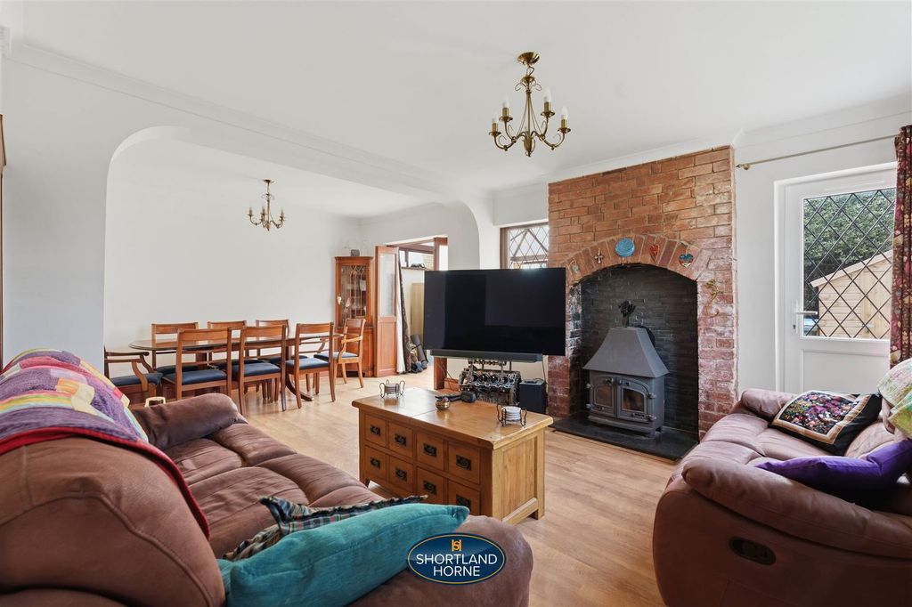 Property photo 3 of 37 153 Birmingham Road (24 Of 46).Jpg