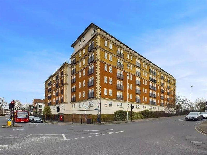 Property photo 1 of 11 One Bedroom Luxurious Apartment With Gym &amp; Parking