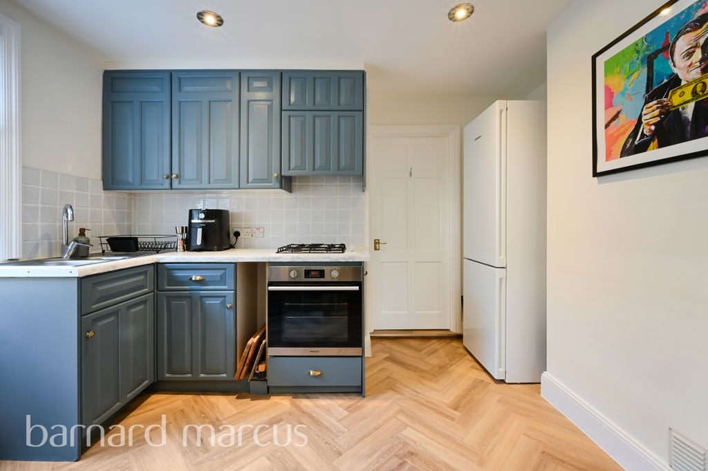 Property photo 3 of 7 Kitchen