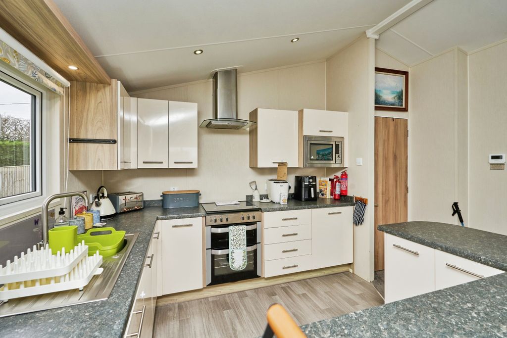 Property photo 3 of 17 Kitchen