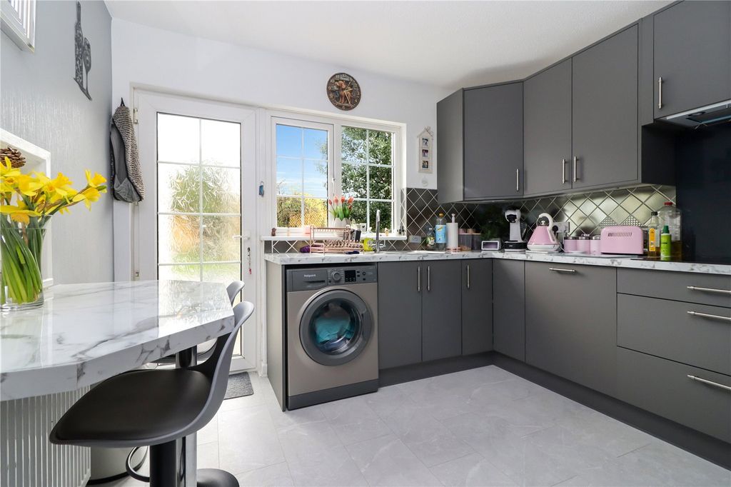 Property photo 2 of 23 Picture No. 17