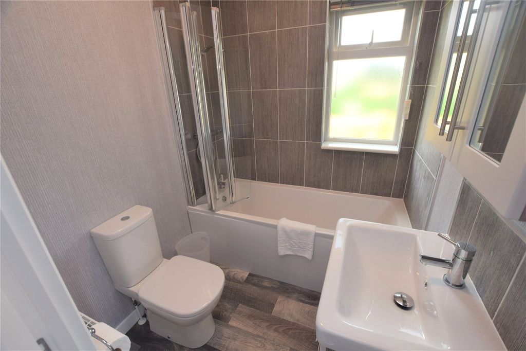 Property photo 1 of 14 Bathroom