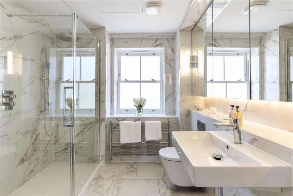 Property photo 3 of 9 Apartment Shower Roo