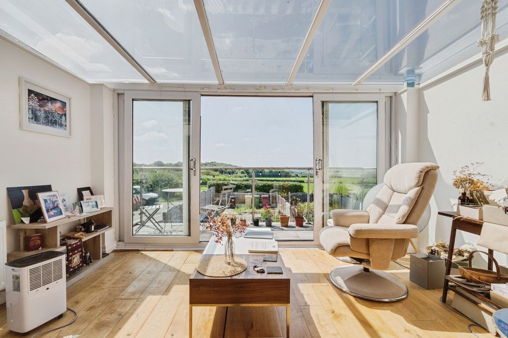 Property photo 3 of 17 Lounge