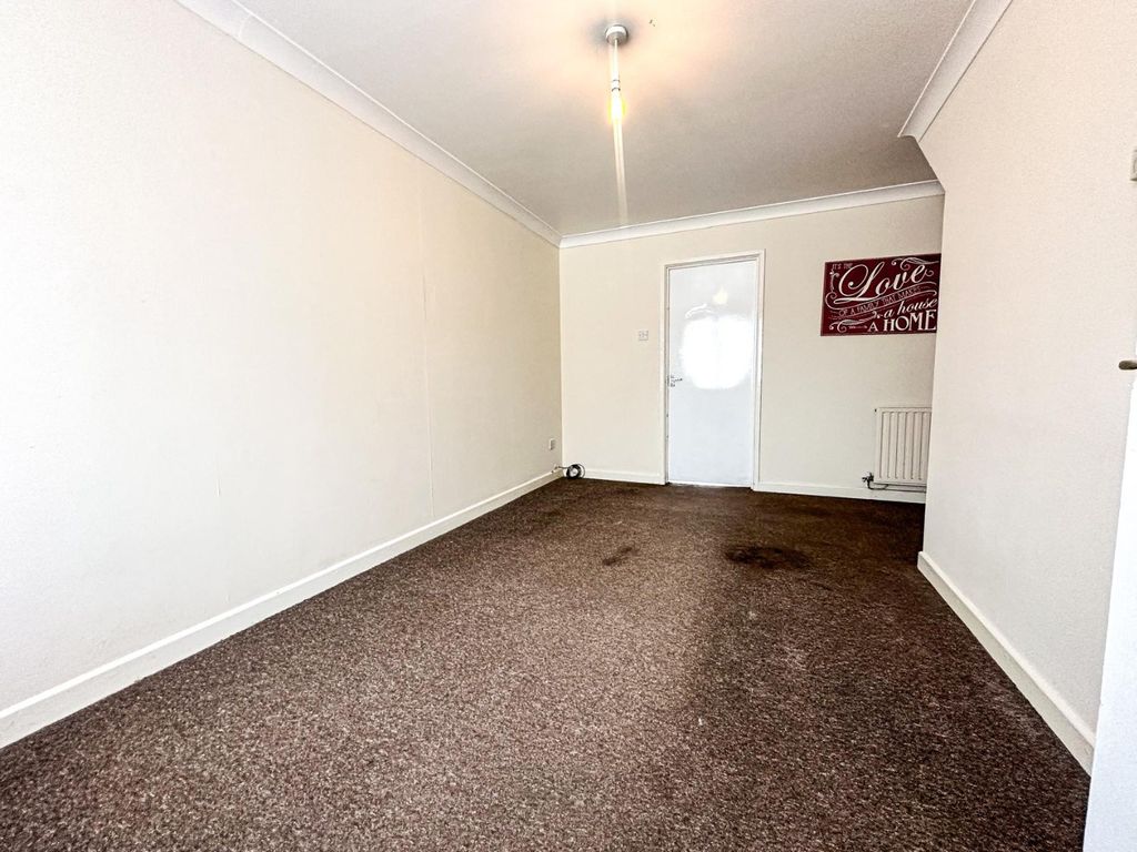 Property photo 3 of 10 4928476