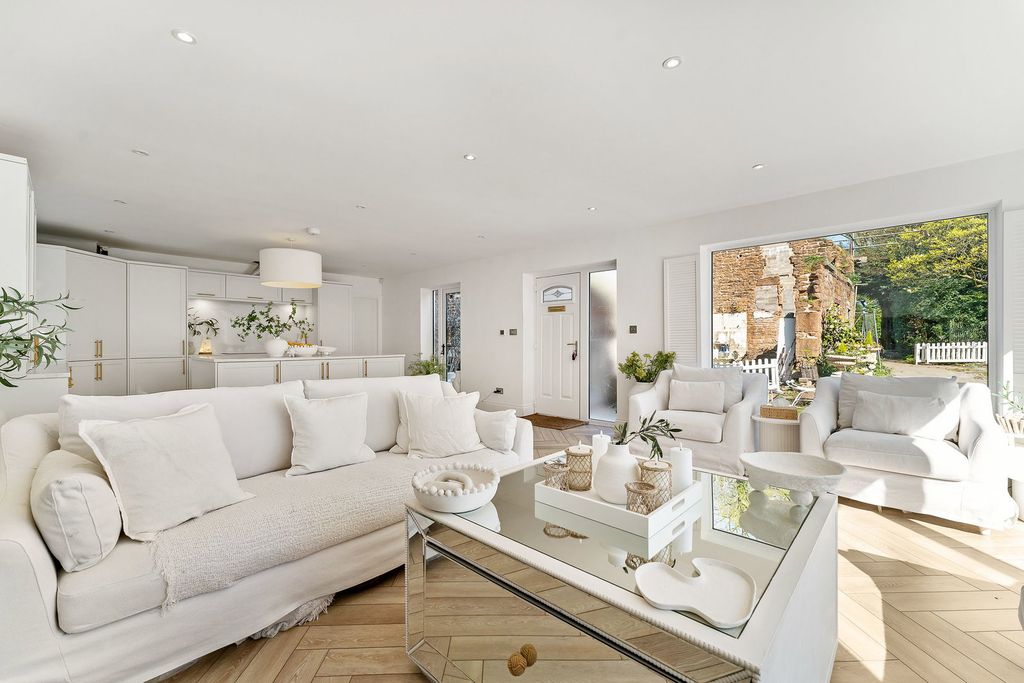 Property photo 2 of 99