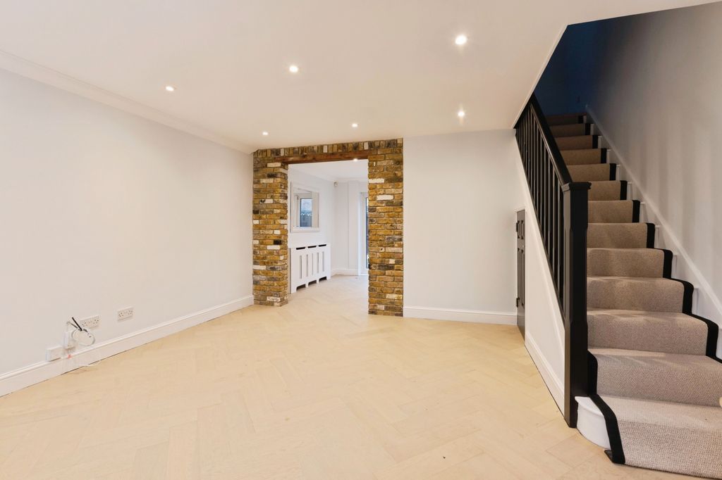 Property photo 2 of 21 66Menziesavenuemenziesavenuebasildonss156Sy-8