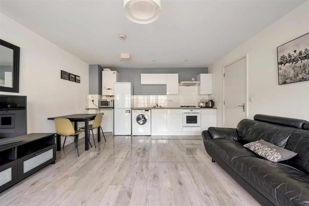 Property photo 2 of 16 Dalston Lane, E8