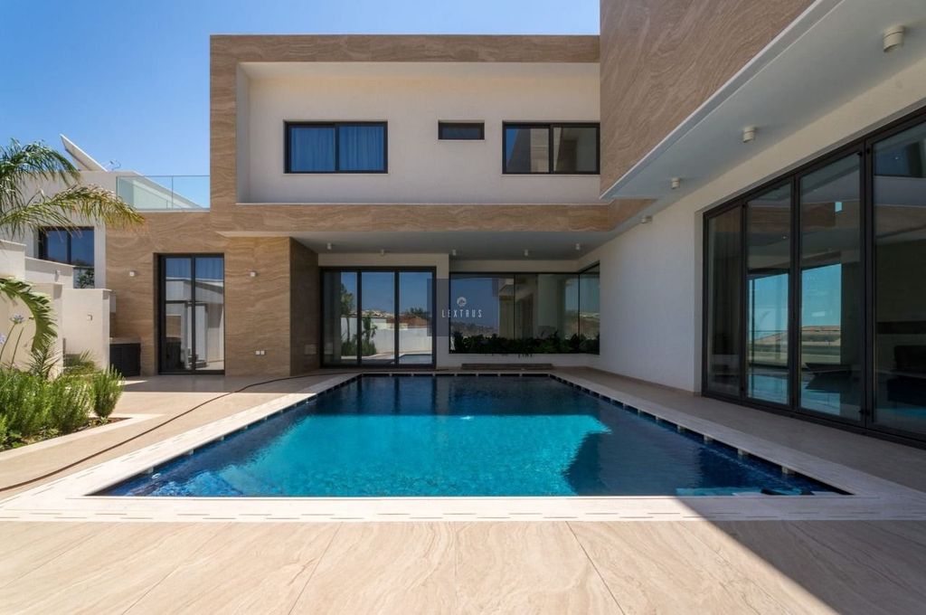 Property photo 2 of 23