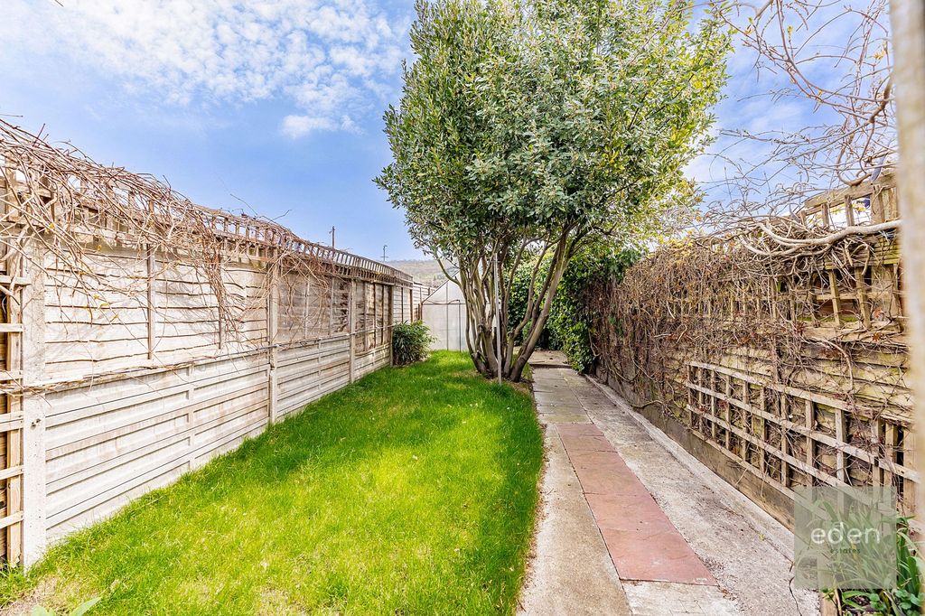 Property photo 2 of 25