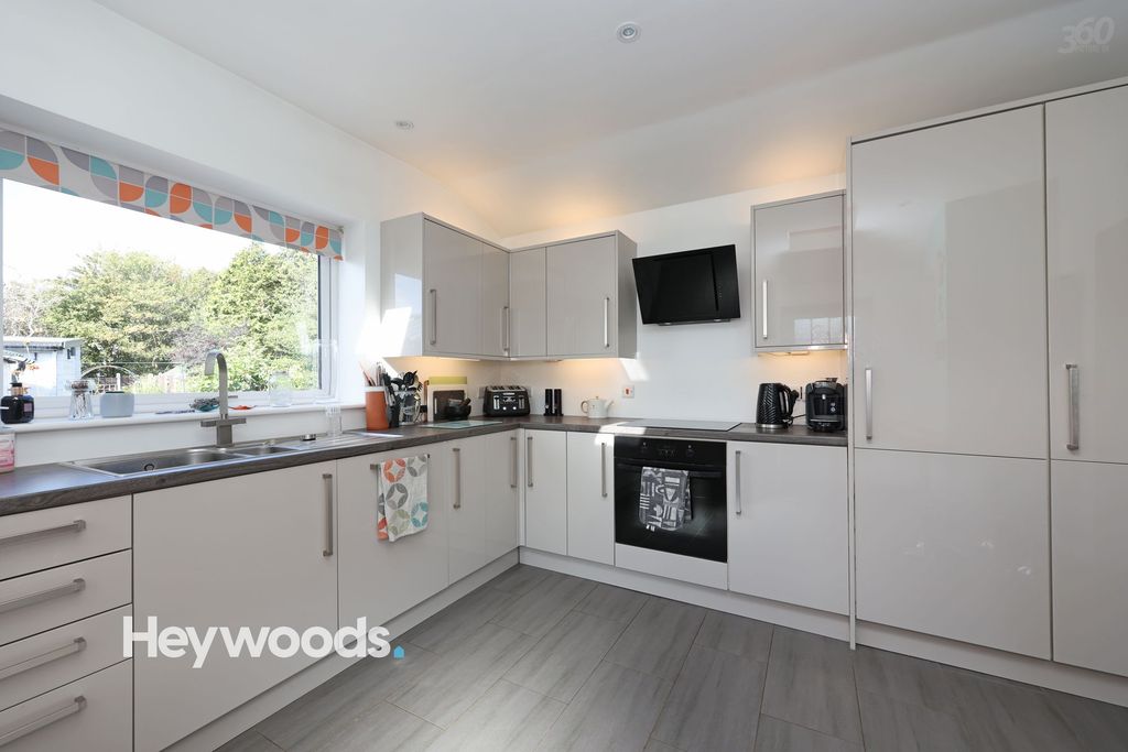 Property photo 3 of 43