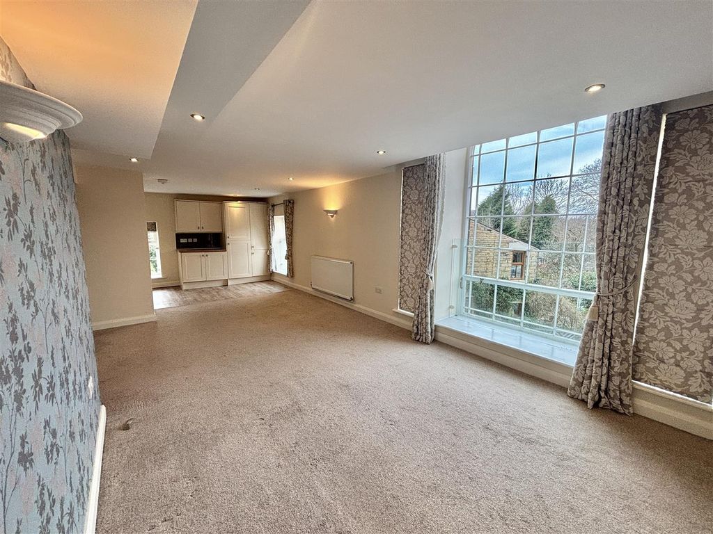 Property photo 2 of 17 Living Room/Kitchen