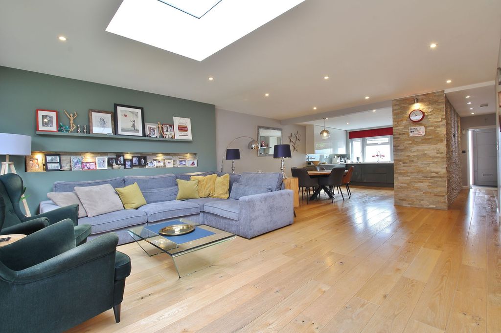 Property photo 2 of 18