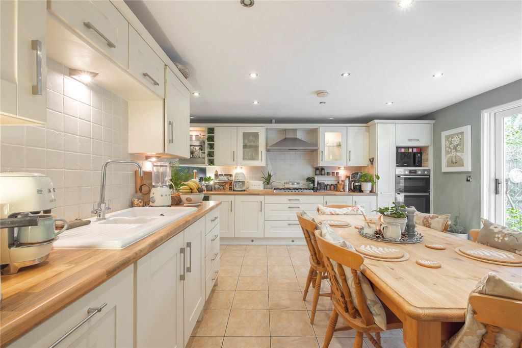 Property photo 2 of 25 Dining Kitchen
