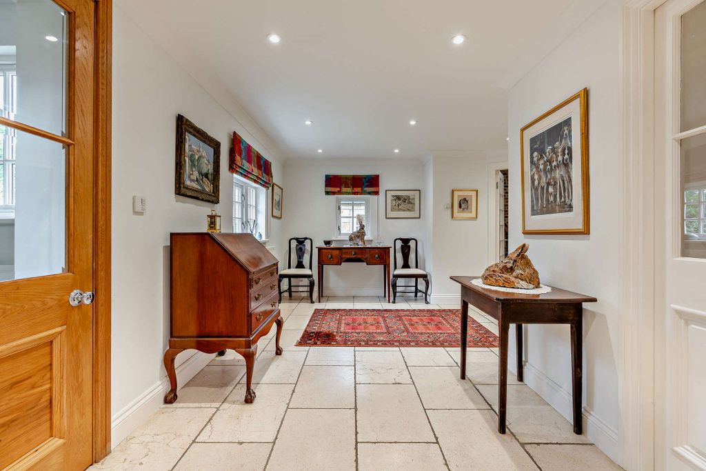 Property photo 3 of 27 Entrance Hall