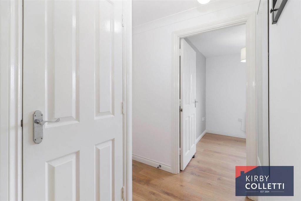 Property photo 3 of 14 Entrance Hall