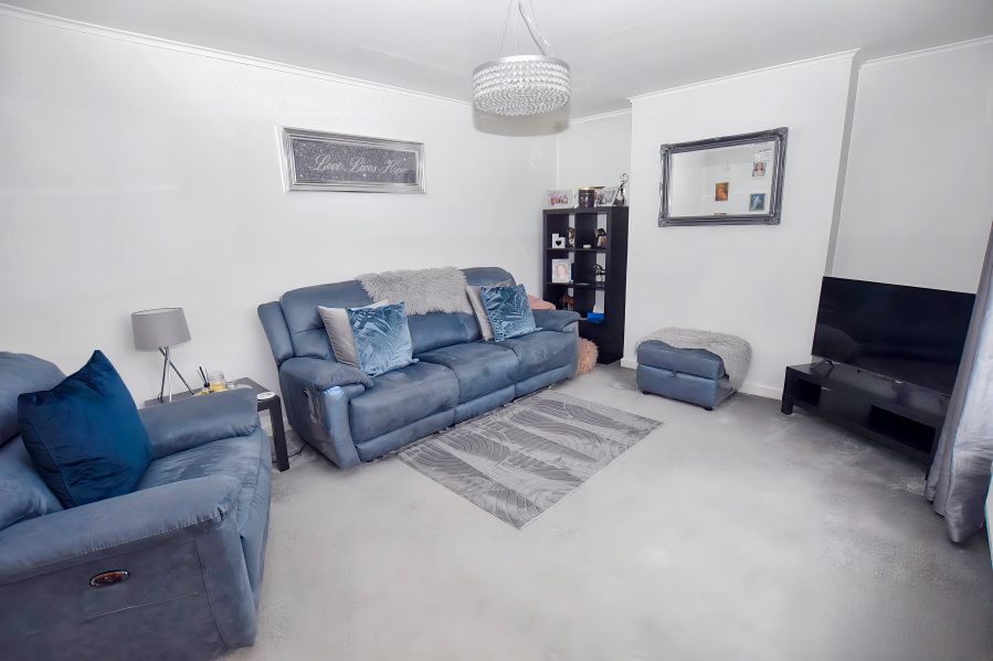 Property photo 2 of 18 Lounge 2