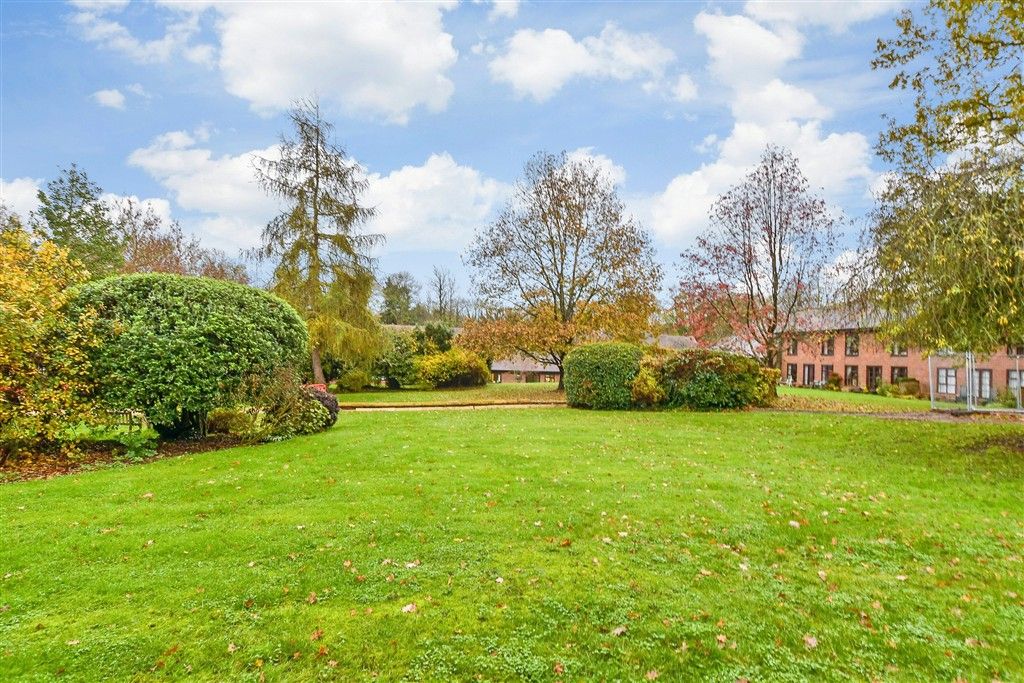 Property photo 3 of 13 Communal Gardens