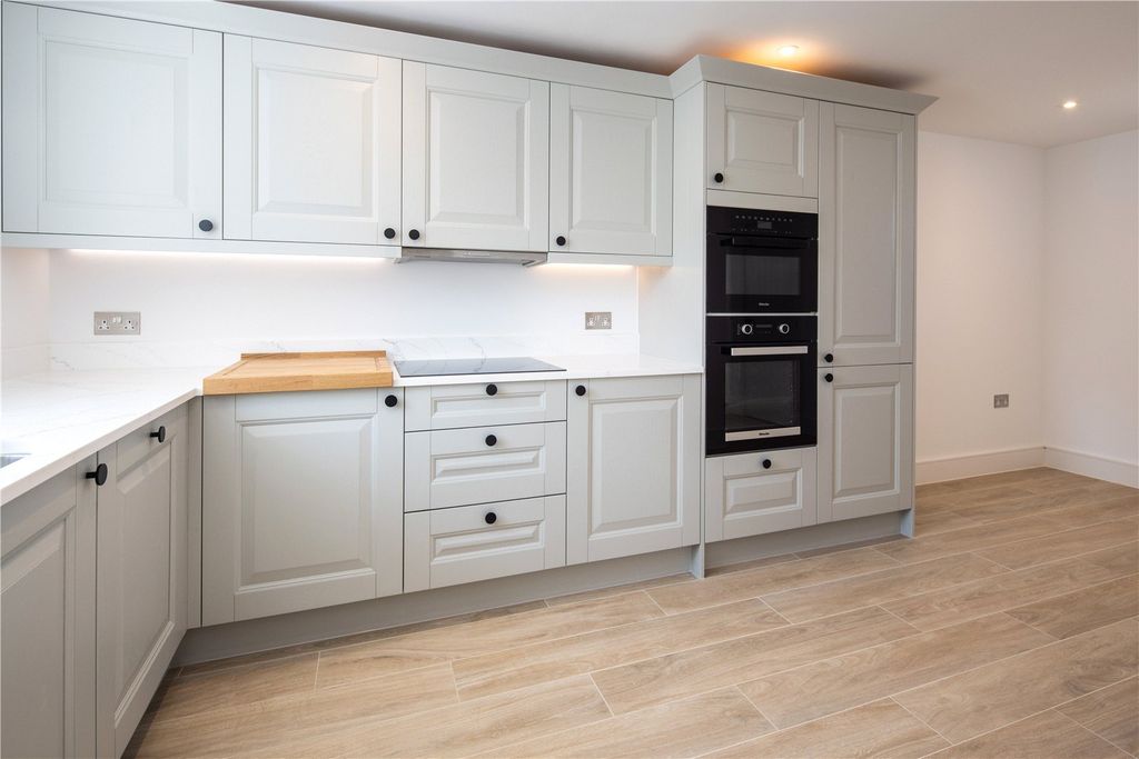 Property photo 3 of 11 Kitchen
