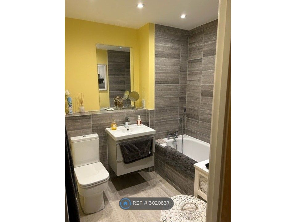 Property photo 3 of 5 Private Bathroom