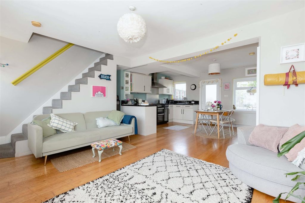 Property photo 2 of 23 Old Shoreham Rd_11.Jpg