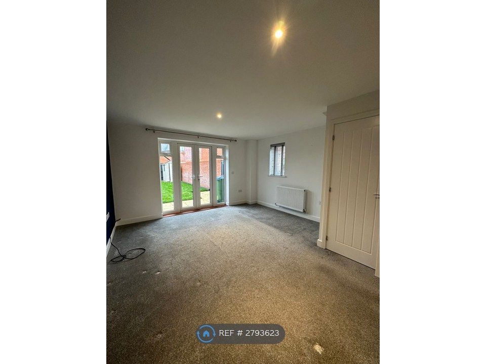 Property photo 1 of 10 Living Room