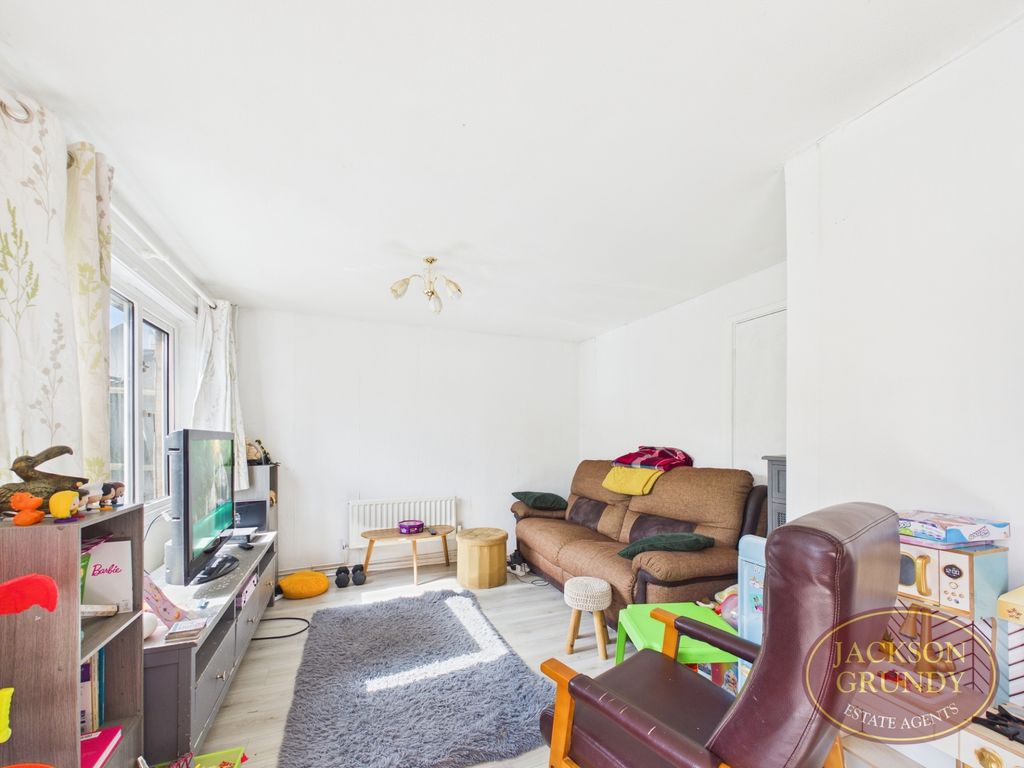 Property photo 2 of 11 Midfield Court