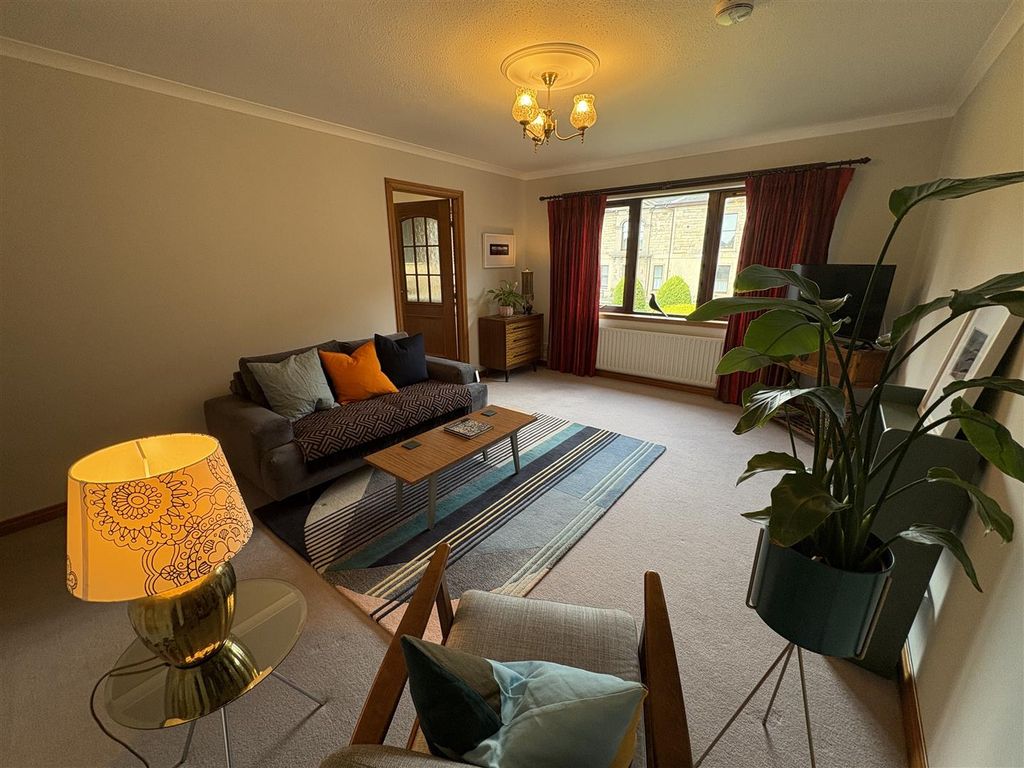 Property photo 3 of 17 Lounge