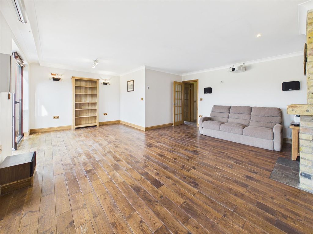 Property photo 3 of 18 Cam05510G0-Pr0185-Still003.Jpg