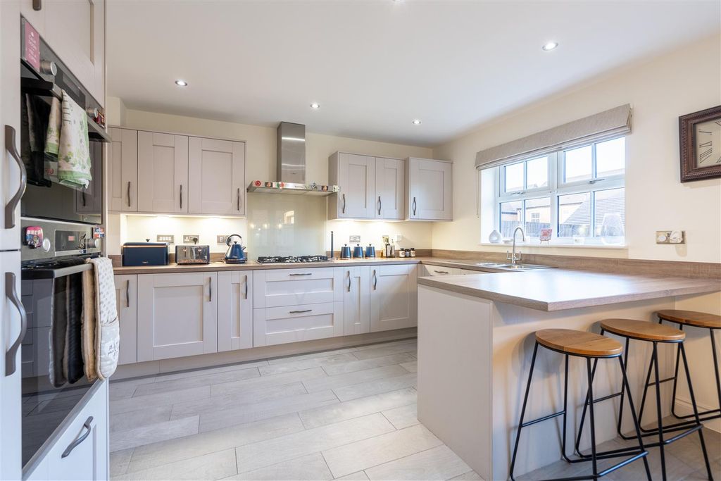 Property photo 3 of 12 Kitchen