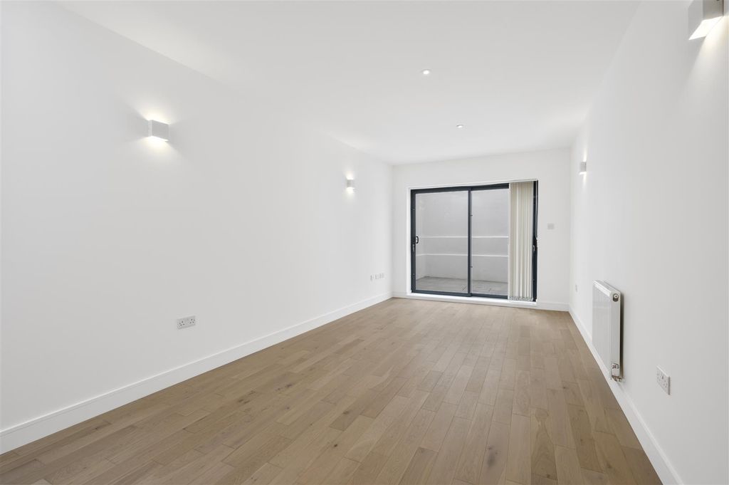 Property photo 1 of 8 Flat 1,3.Jpg