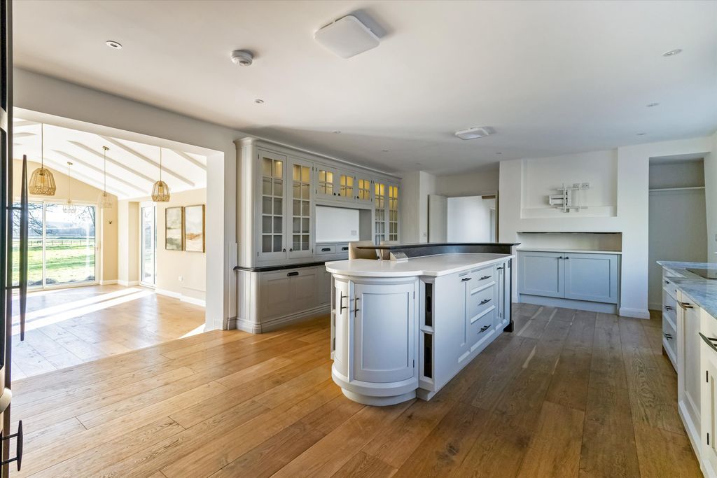 Property photo 3 of 28 Image