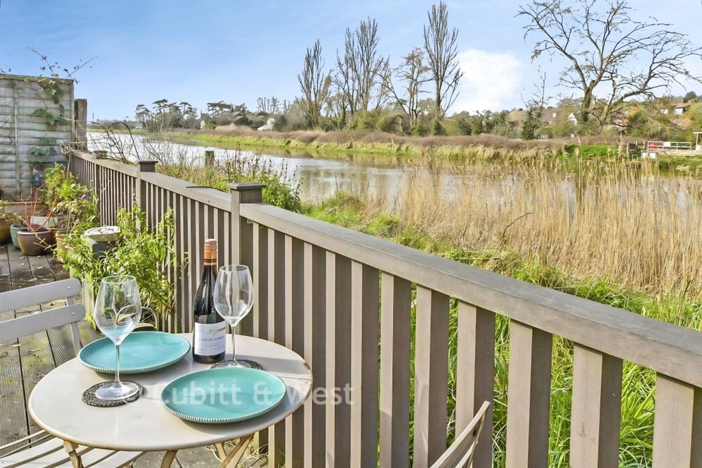 Property photo 2 of 15 3c33d18A-2